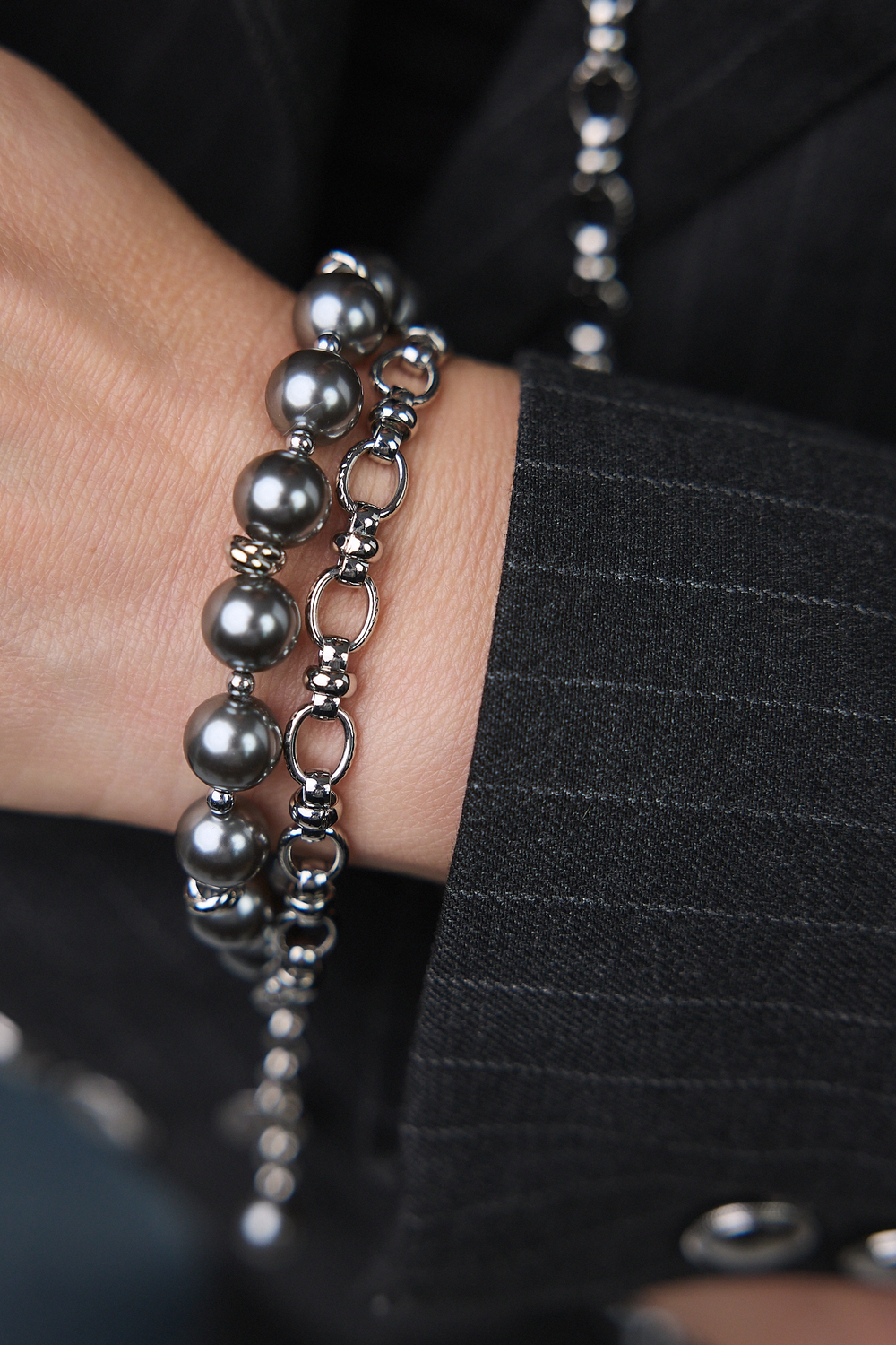 Браслет к колье кроссбоди цепь и серый жемчуг, оттенок серебро