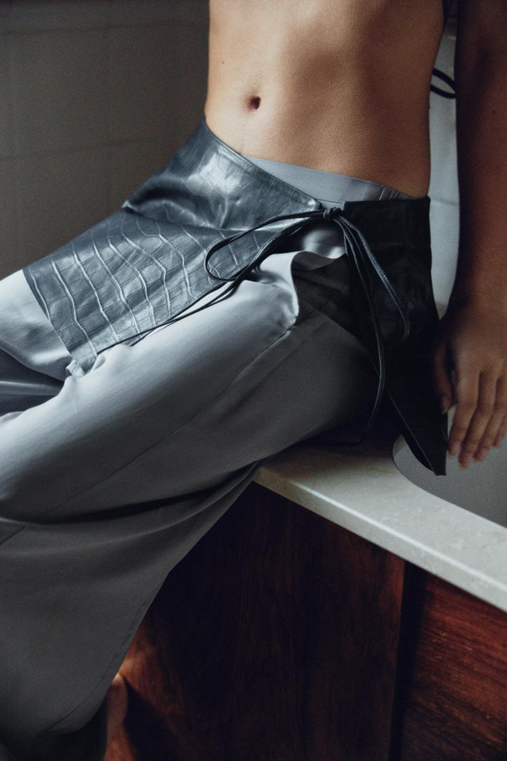 ZARA ЮБКА-РЕМЕНЬ ИЗ 100% НАТУРАЛЬНОЙ КОЖИ С ТИСНЕНИЕМ, СИНИЙ