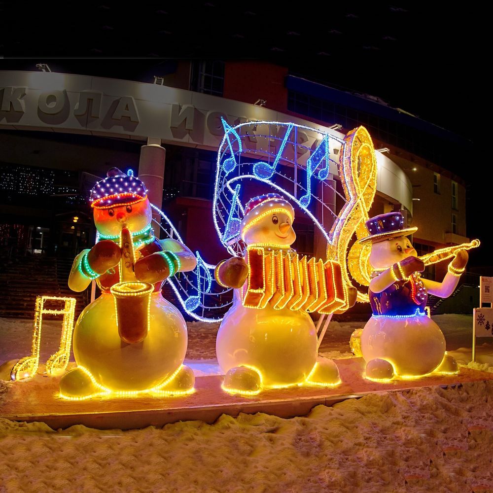 Уличная фигура "Снеговик с гармошкой"