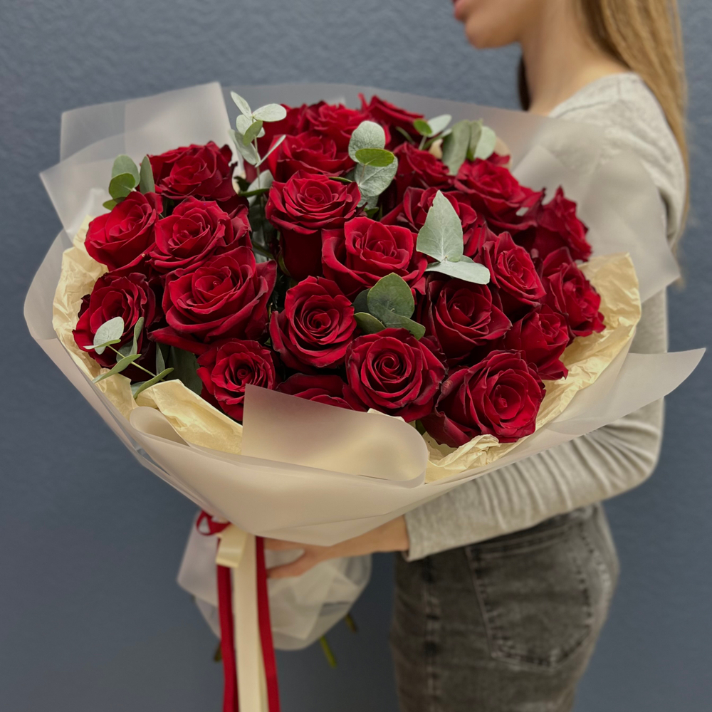 Букет из красных роз с эвкалиптом #25