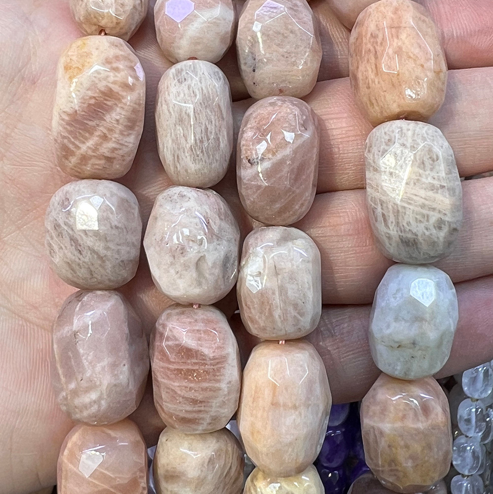 Солнечный камень бусины 13-15х18-20 мм, мелкая грань, нитка 38 см