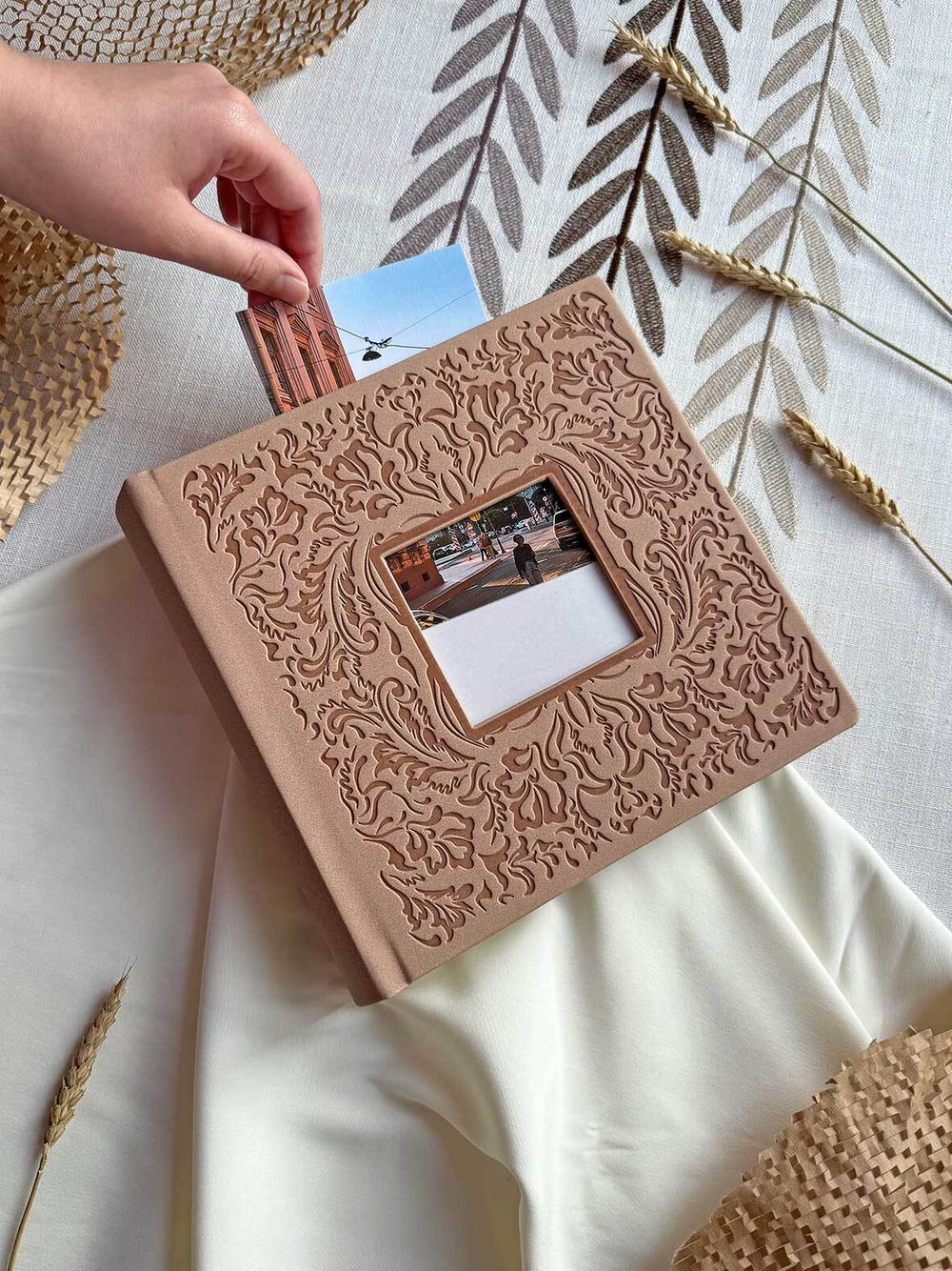 Фотоальбом Делюкс на 200 фото 10х15 см, бум. листы, книж. переплет, с окном suede beige "бежевый под замшу"