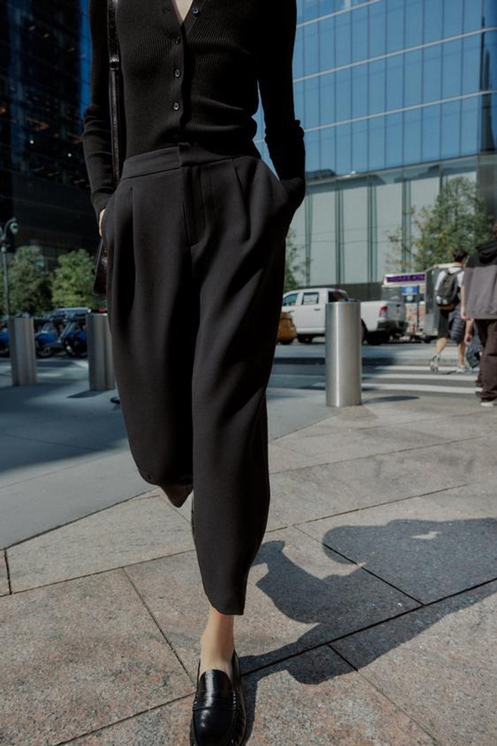 ZARA БРЮКИ CARROT С ЗАЩИПАМИ, ЧЕРНЫЙ