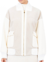 Женская белая куртка-бомбер из овчины с накладными карманами