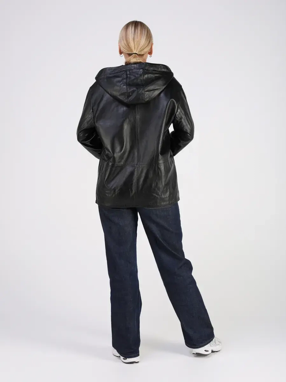 Кожаная куртка демисезонная с капюшоном