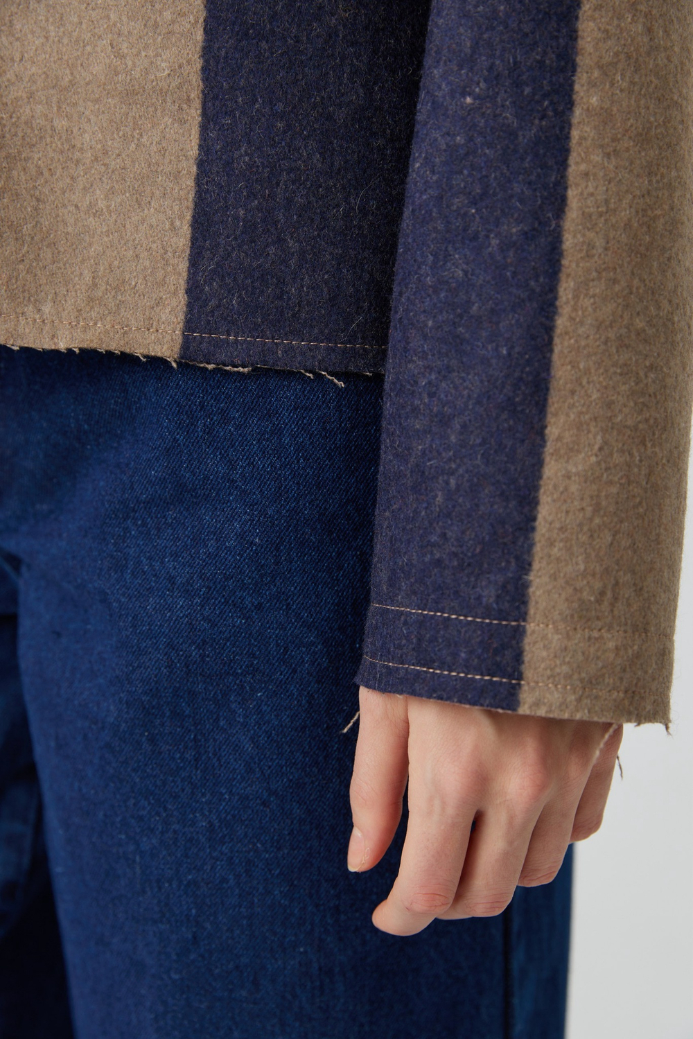 Жакет с карманом в широкую полоску