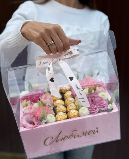 Стильный бокс для "Любимой" из сезонных цветов нежных оттенков и конфет Ferrero