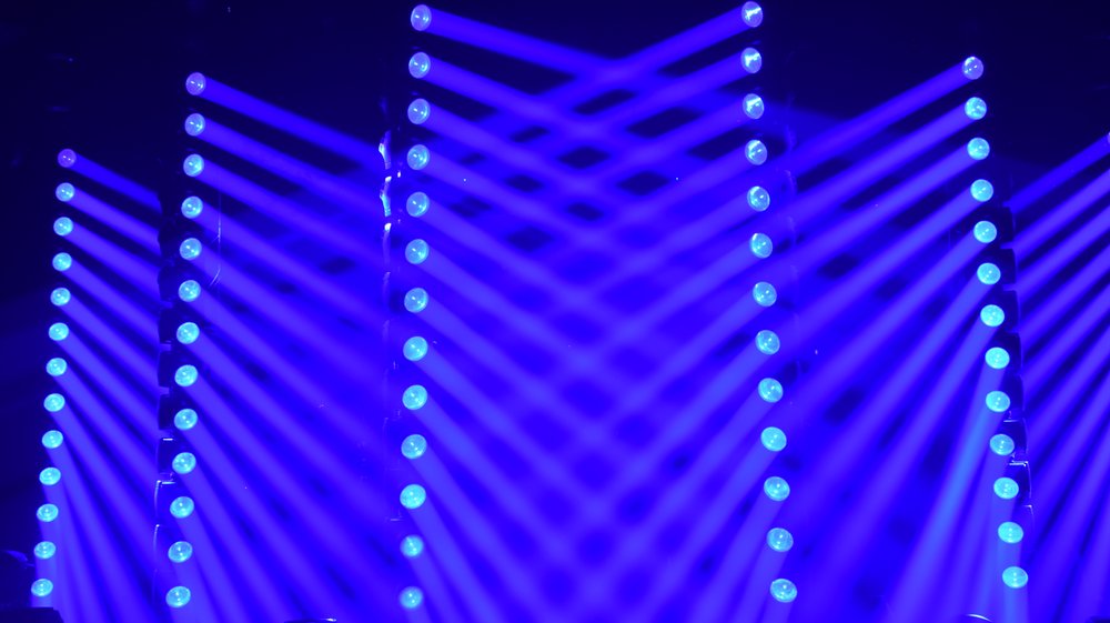 PL-L520M — LED Moving Bar 5×120 Вт RGBL с зумом 3°–35°
