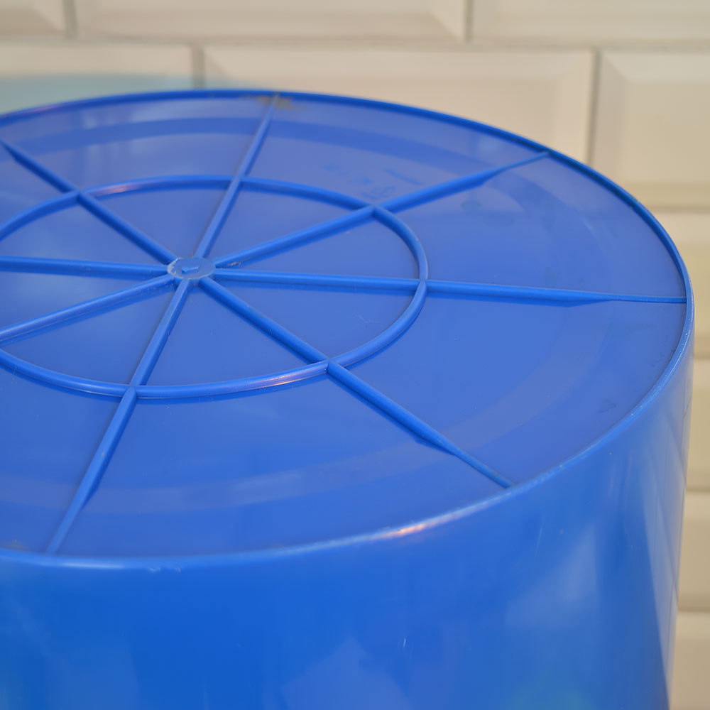 Бак 32л пищевой цветной с крышкой