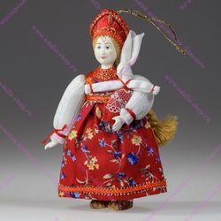 Ёлочная игрушка Крестьянская девочка с куклой