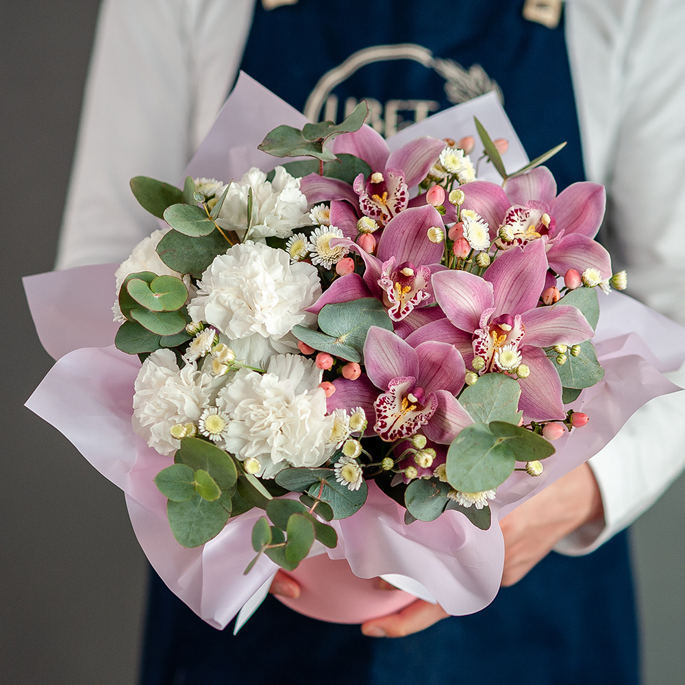 Розовая орхидея с белыми диантусами в шляпной коробке