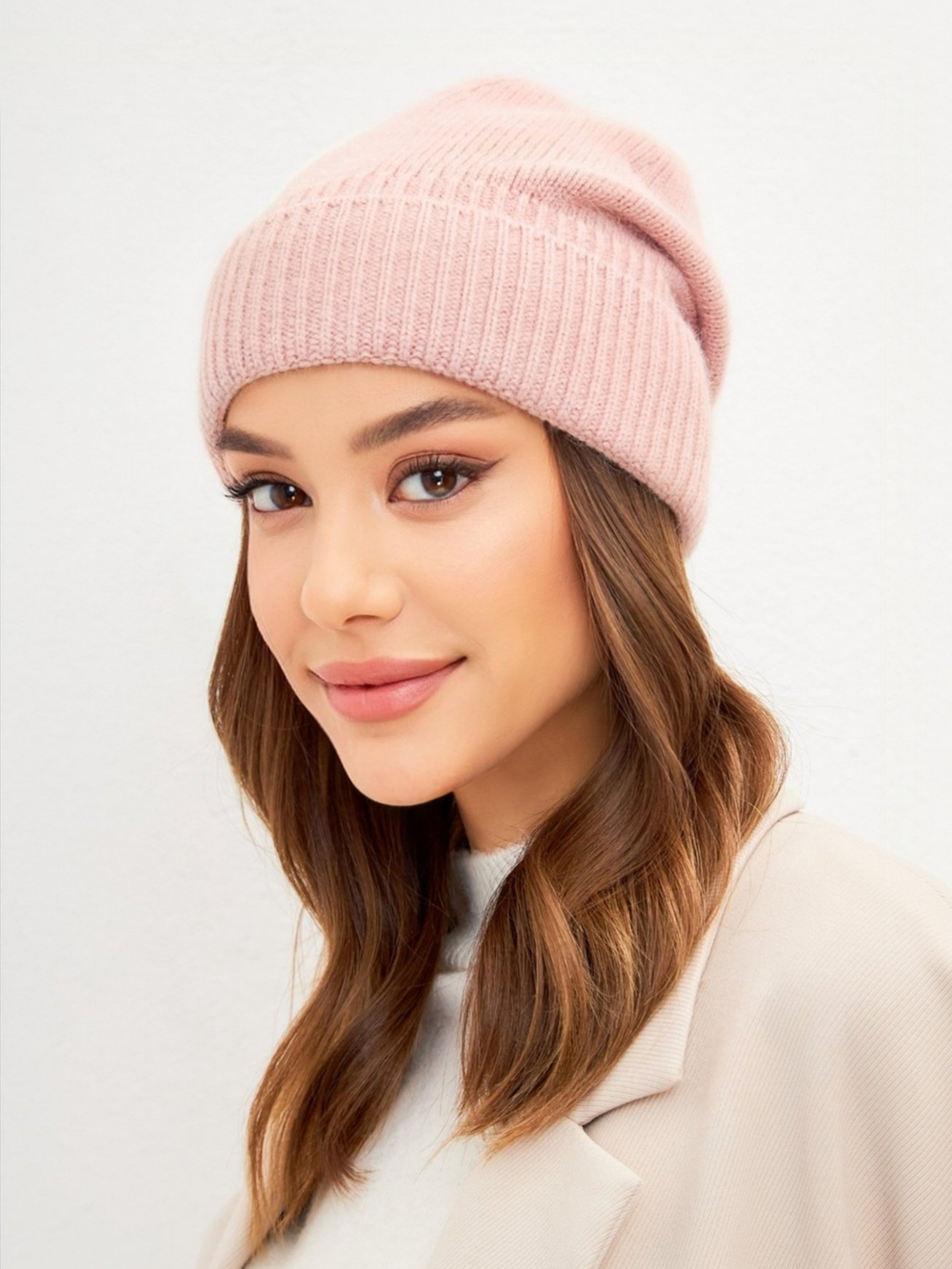 Шапка FABI удлиненная одинарная c отворотом с содержанием 
шерсти енота и ангоры