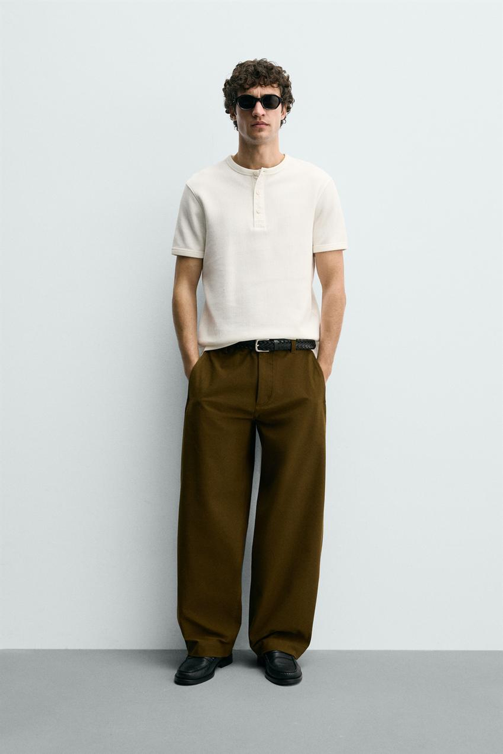 ZARA ФУТБОЛКА ИЗ РЕЛЬЕФНОЙ ТКАНИ С ВОРОТНИКОМ НА ПУГОВИЦАХ, БЕЛЫЙ