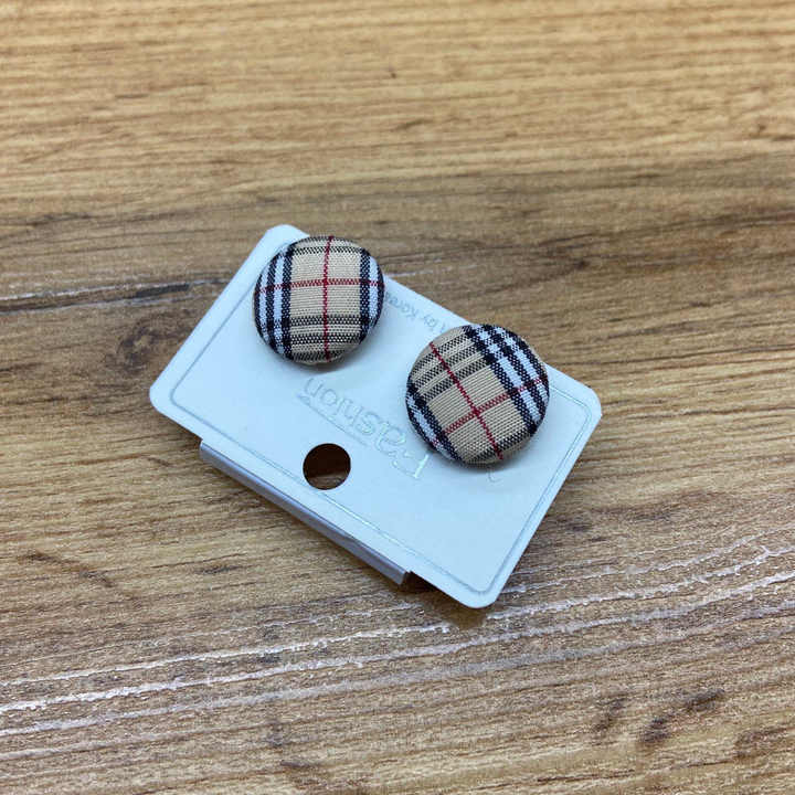 Серьги-гвоздики текстиль клетчатый бежевый круг металл серебристый