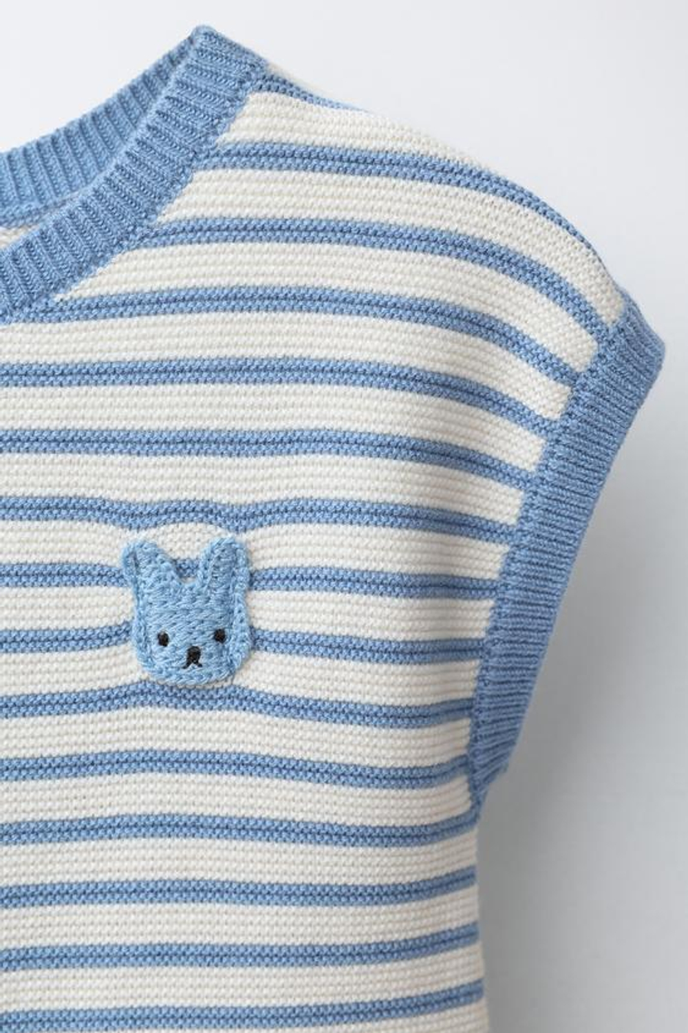 ZARA КОРОТКИЙ КОМБИНЕЗОН В ПОЛОСКУ С НАШИВКОЙ В ВИДЕ КРОЛИКА, ЭКРЮ/СИНИЙ