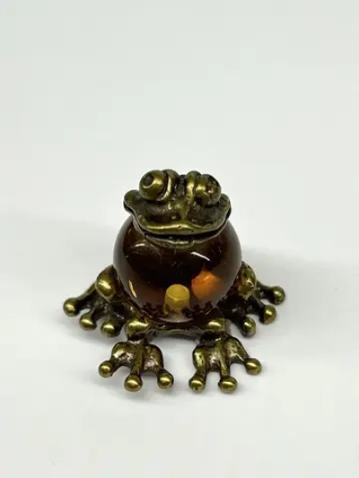 Бронзовая статуэтка на янтаре