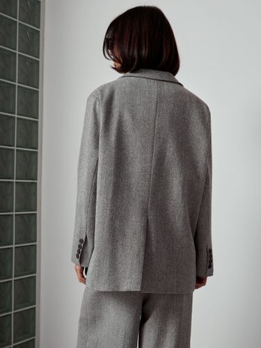 Женский костюм-тройка бежевого цвета