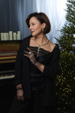 Колье гривна из гематита и белой лавы с дорожкой из кристаллов, оттенок золото антик