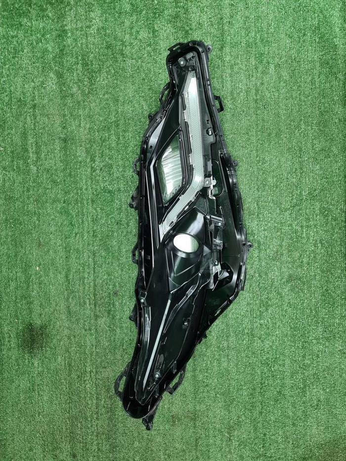 Стекло фары левое Toyota Camry xv70 (2017-н.в.)