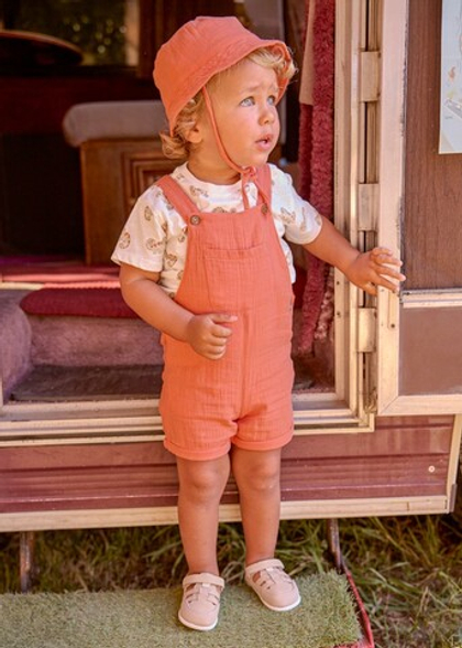 комбинезон с футболкой и панамкой