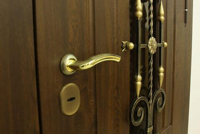 Стальная дверь в загородный дом с отделкой Vinorit, стеклом и ковкой - 1251