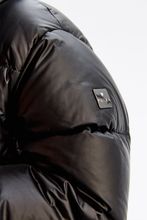 Непродуваемое черное пуховое пальто   PULKA с объемным капюшоном