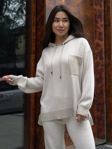 Бежевый трикотажный костюм в полоску