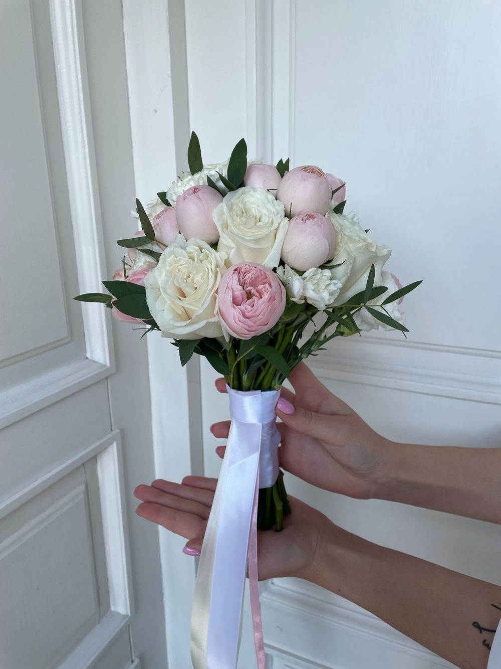 Свадебный букет из кустовых пионовидных роз, диантусов, одноголовых роз и эвкалипта