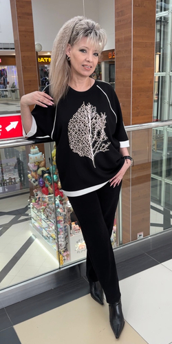 Черный блузон со стразовым принтом и белой окантовкой