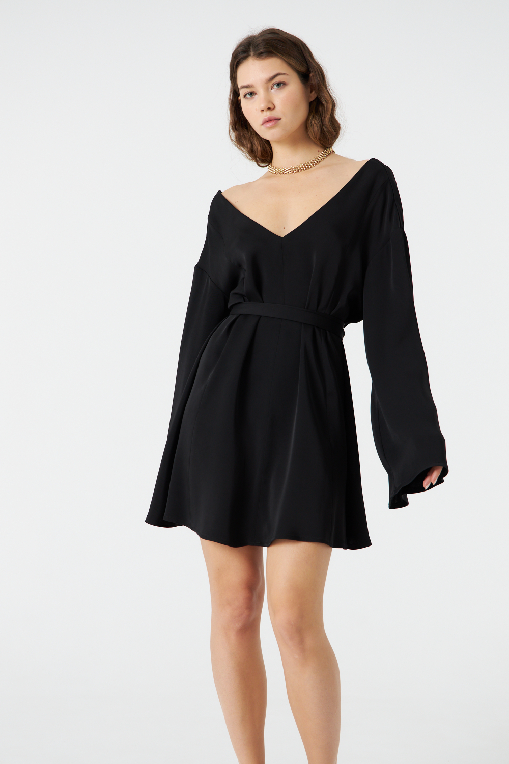 Платье с глубоким вырезом