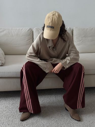 Широкие бордовые брюки с лампасами