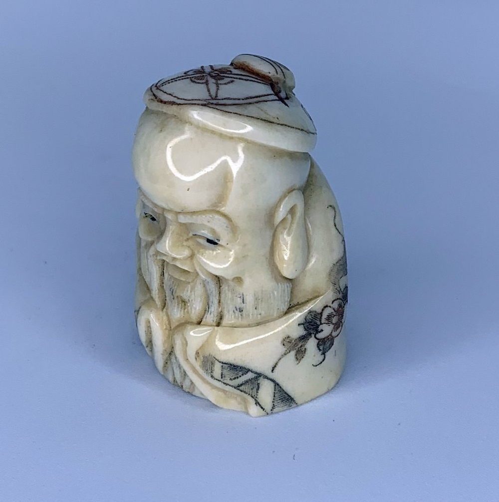 Нэцкэ Шоусин с шапочке