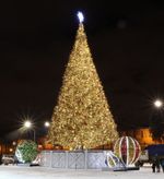 большая светящаяся елка с встроенной гирляндой