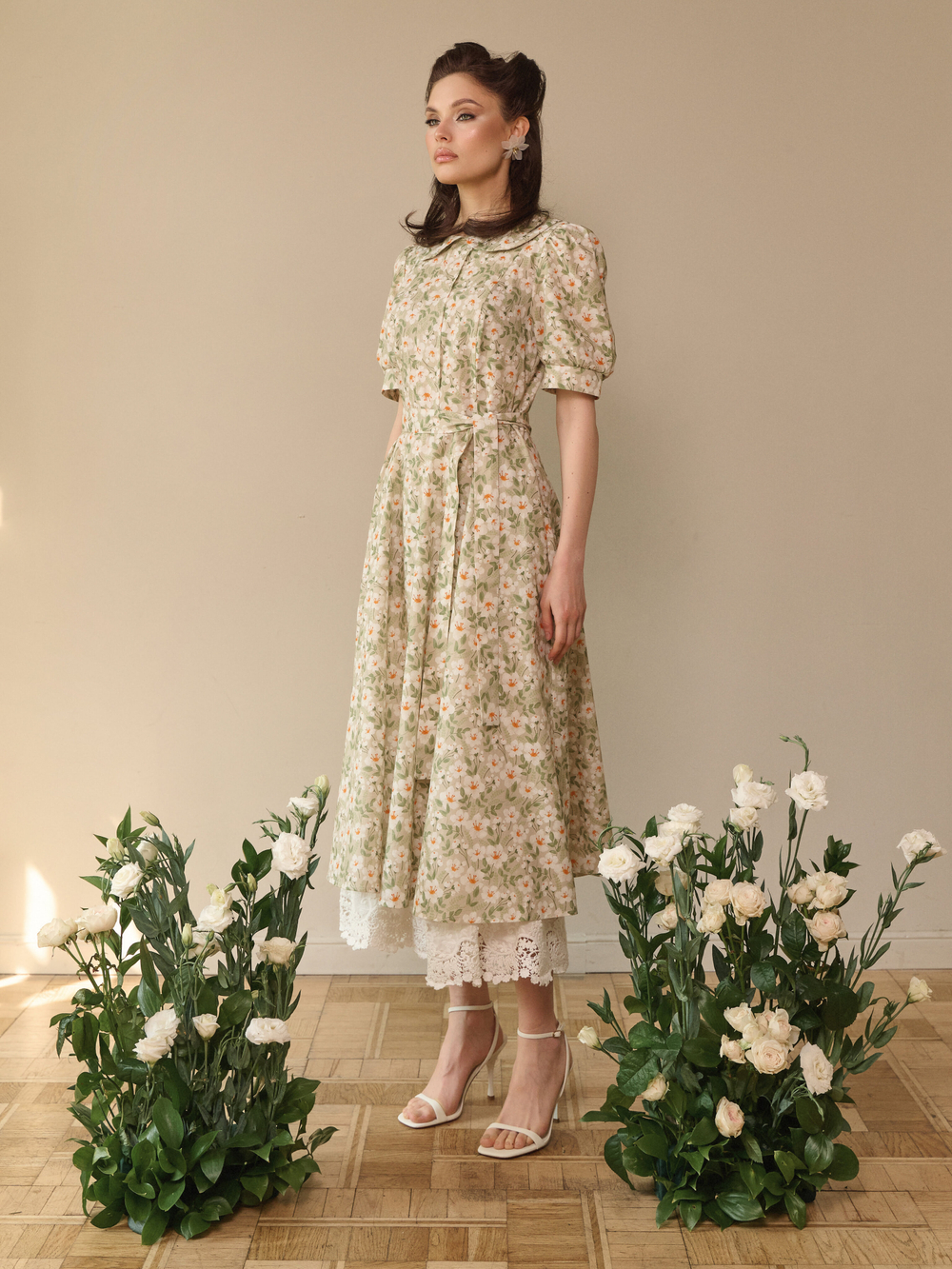 Платье с отложным воротником