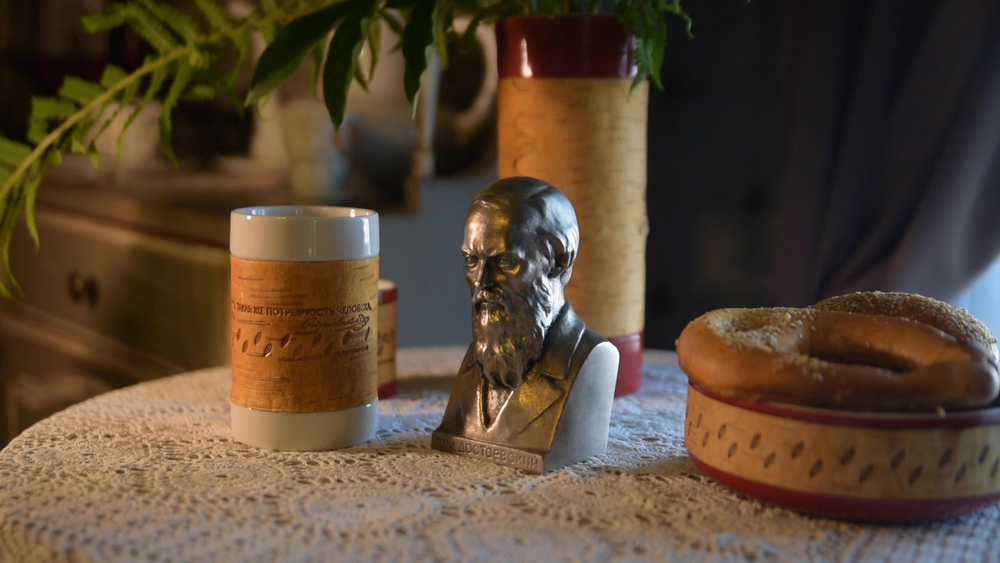 Кружка малая фарфоровая без ручки c берестой и с цитатами Достоевского. Dostoevsky forever.