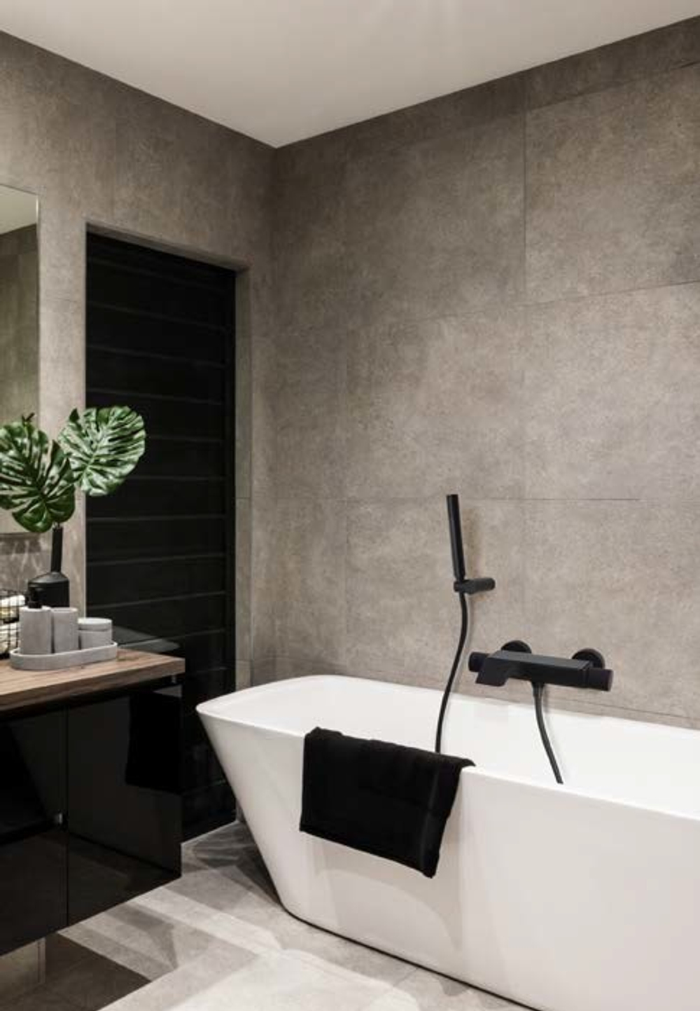 Смеситель термостатический для ванны с каскадным изливом и душевым комплектом AROLA 2639KNM черный