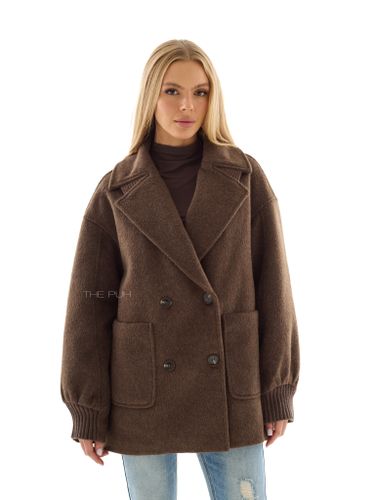 Шоколадное двубортное пальто с манишкой