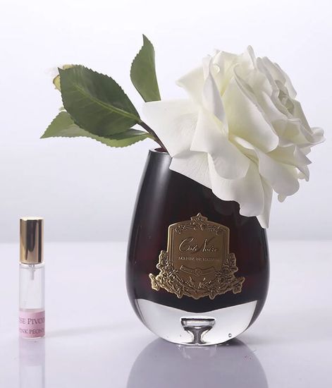 Роза чайная цвета слоновая кость в темной вазе, Cote Noire