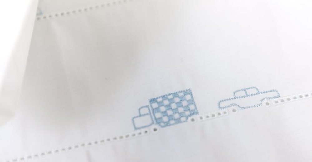 Бампер для детской кроватки Машинки от Luxberry вышивка