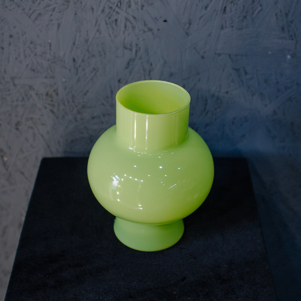 15. Салатовая матовая стеклянная ваза