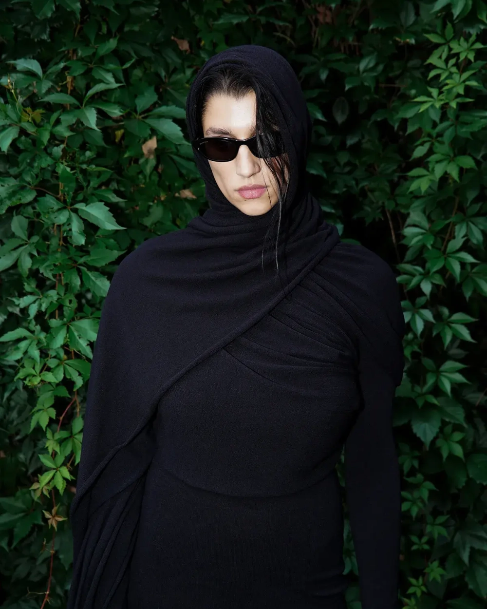 Вязаное платье мини с шарфом-шлейфом