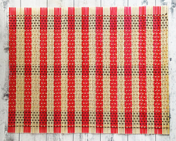 Бамбуковый коврик на стол, красные полосы