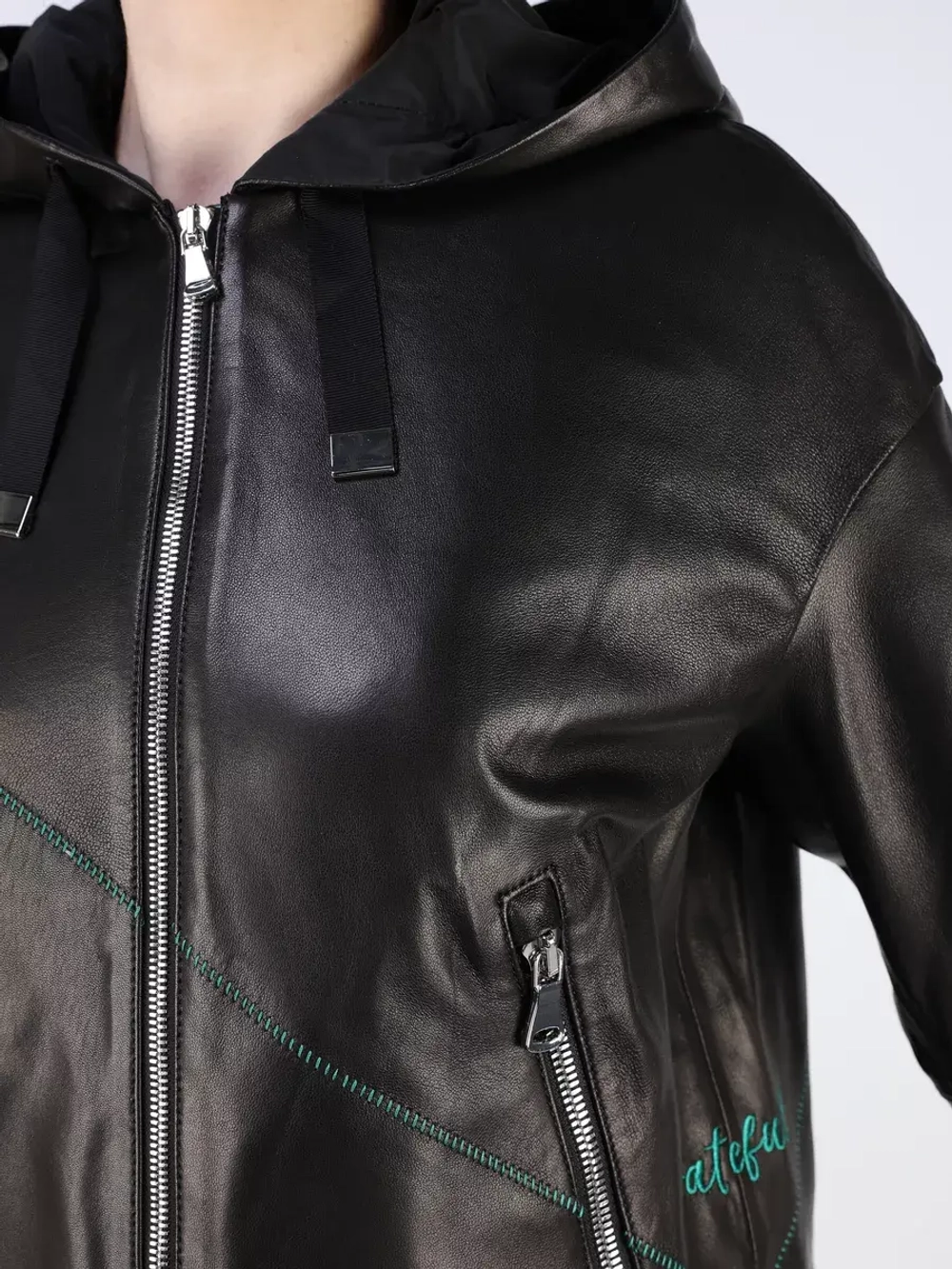 Кожаная куртка демисезонная с капюшоном