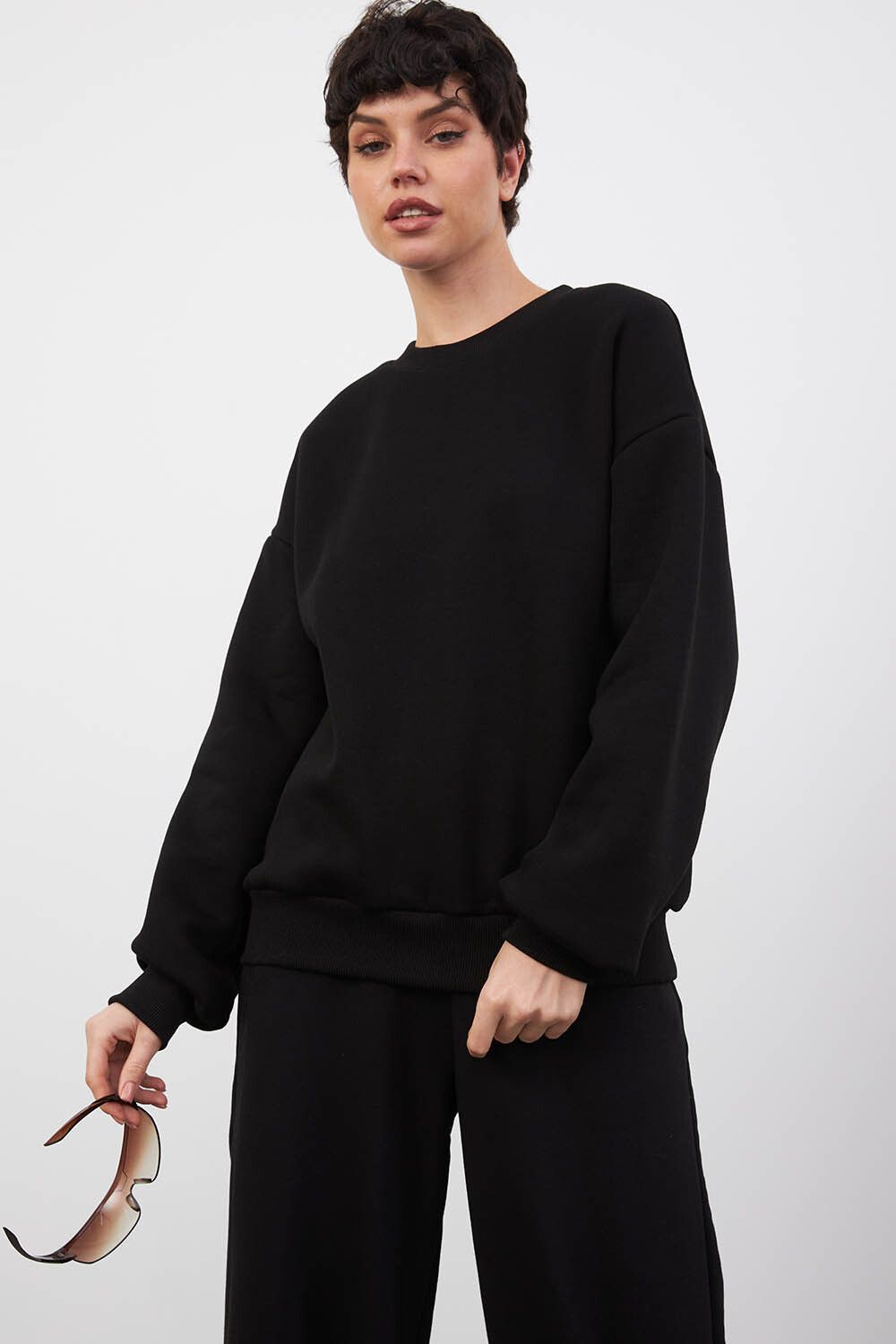 Утепленный свитшот черного цвета