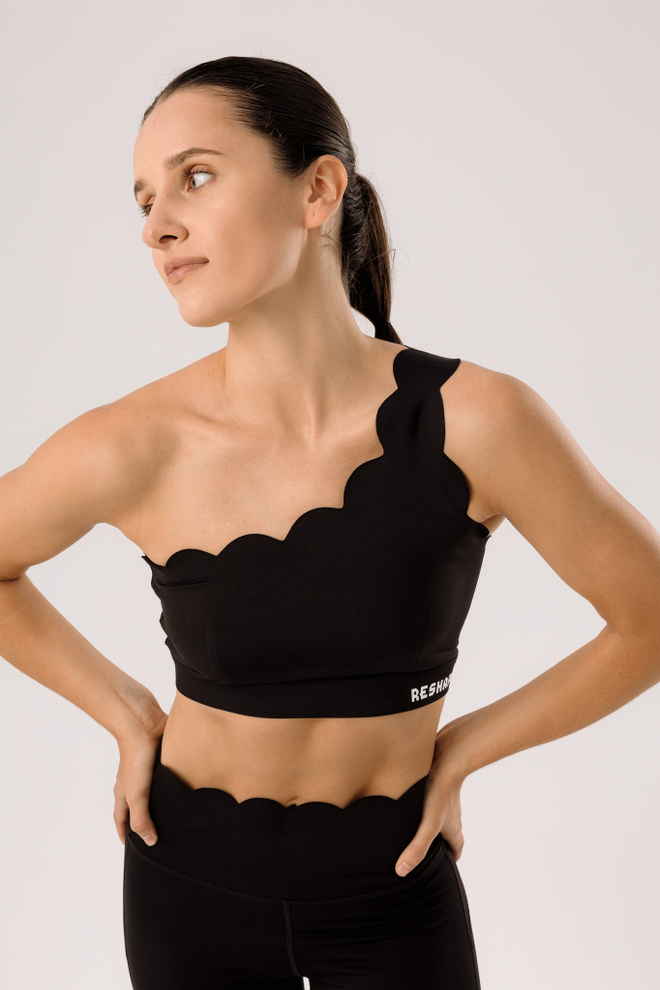 Топ с волнообразными краями на одно плечо