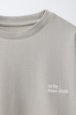 ZARA ФУТБОЛКА ИЗ ПЛОТНОЙ ТКАНИ С ВЫШИТОЙ НАДПИСЬЮ, МЯГКИЙ СЕРЫЙ