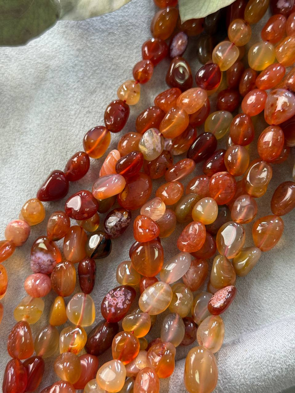 Окрашенный полосатый агат галтовка 7-11 мм, нить 39 см