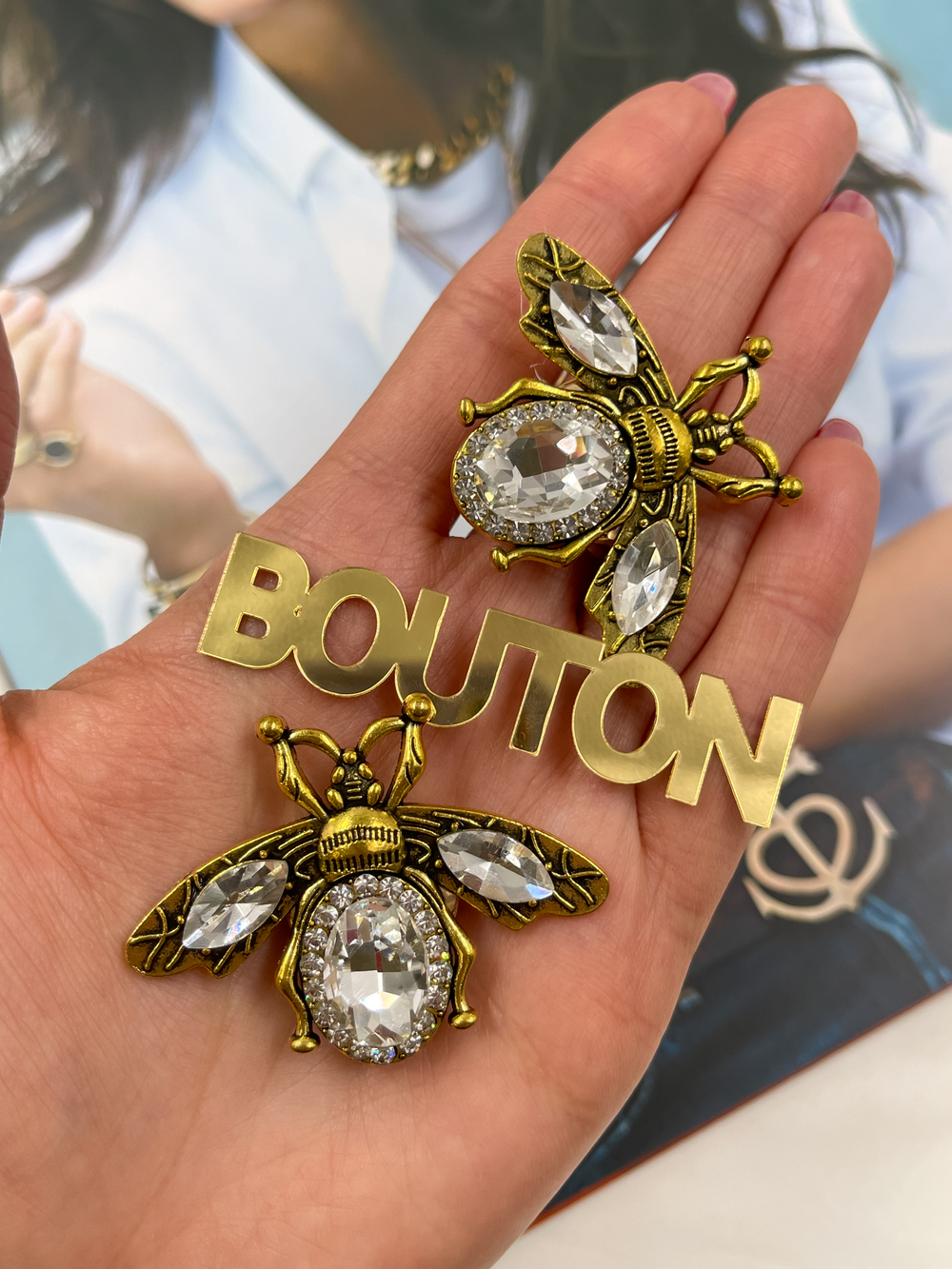 Накладка на пуговицу золотистая бронза "Жук" с прозрачными стразами