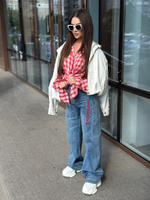 Джинсы однотонные широкие с красной надписью спереди