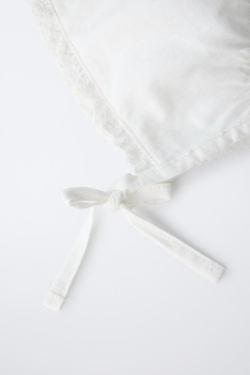 ZARA ОДНОТОННЫЙ ЧЕПЧИК ИЗ СМЕСОВОГО ЛЬНА С КРУЖЕВОМ, ЖЕЛТОВАТО-БЕЛЫЙ